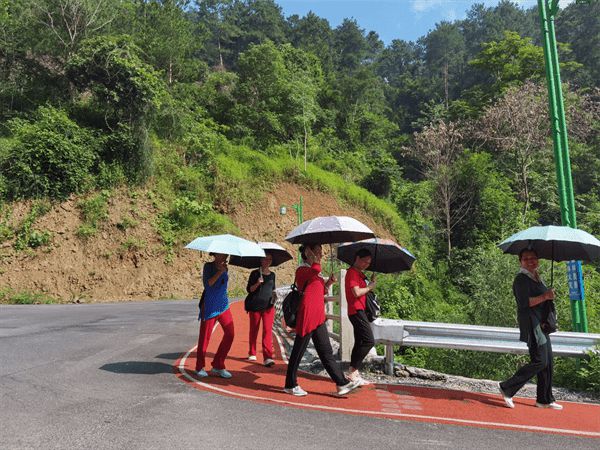 leyu.体育(中国)官方网站广西百色市田林县修建近百万元塑胶跑道获民众称赞(图2)