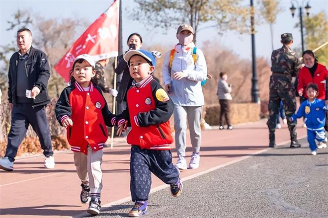 第一届哈尔滨“幼儿马拉松”趣味慢跑活动盛大鸣枪leyu.体育(中国)官方网站(图3)