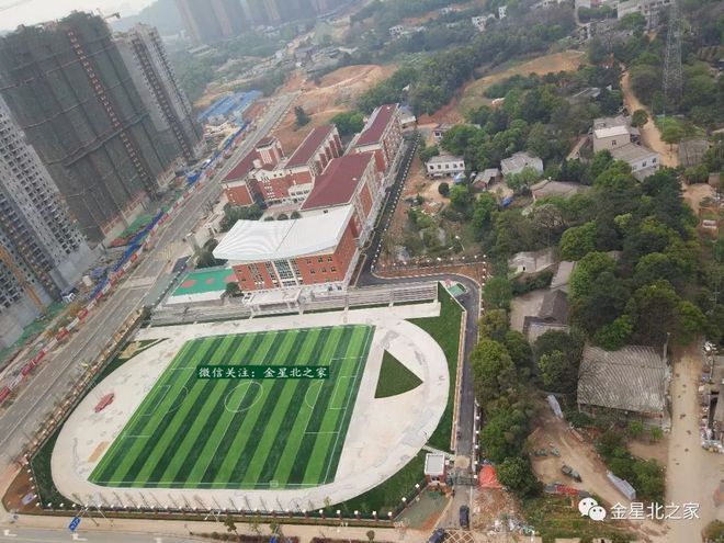 leyu.体育(中国)官方网站长郡二小的塑胶跑道已经铺好看上去漂亮多了(图2)