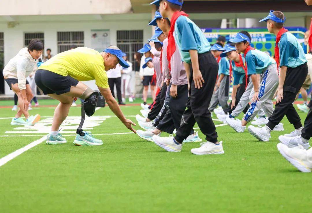 leyu.体育(中国)官方网站一场28万人的爱心接力他们为乡镇少年建了4条塑胶跑(图7)